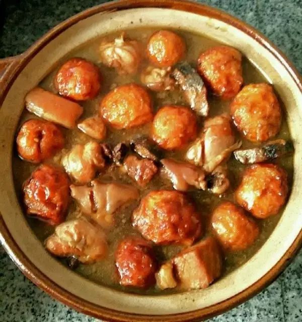博山烧锅是一道年下菜,制作精致讲究,其品位远在酥鱼锅之上